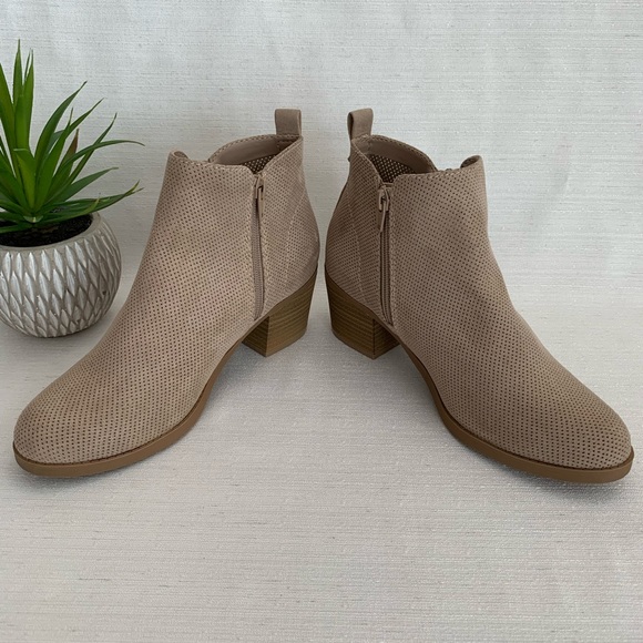 New Dolchetta Libby Beige Perforated Faux Suede Zip Heeled Ankle Boots Womens 8M - Picture 8 of 13